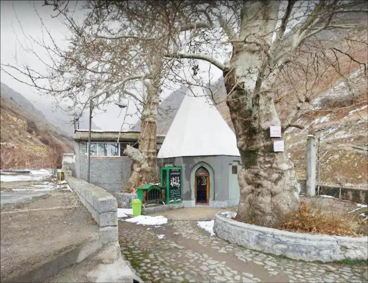 زیارتگا‌ه‌های متعددی در همسایگی رودهن واقع شده است