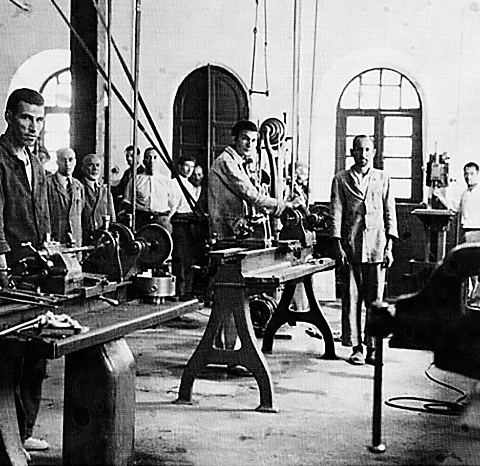 یک پول سیاه نمی ارزد