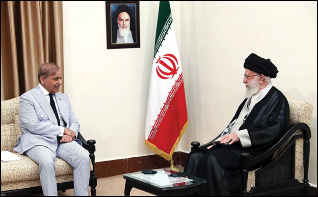 تأکید رهبر انقلاب در دیدار نخست‌وزیر پاکستان بر اتحاد جهان اسلام