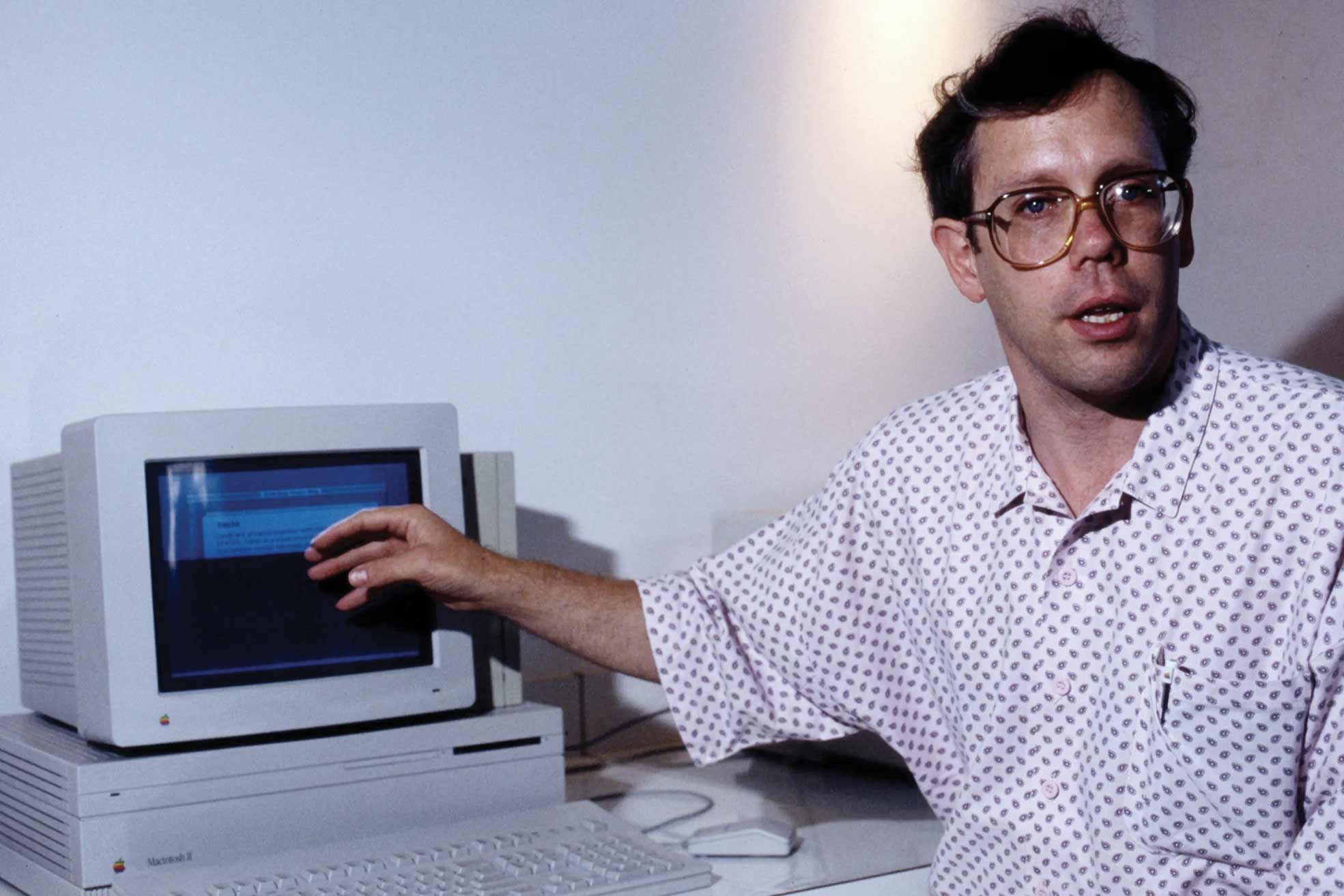 طراح اپل درگذشت