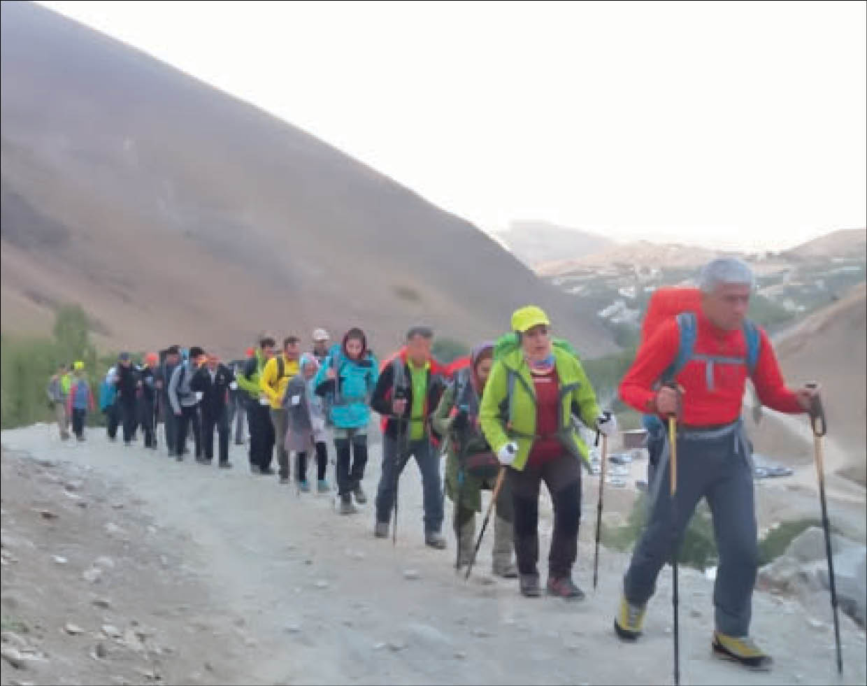 اطراف لواسان قله‌ها و غارهای متعددی وجود دارد