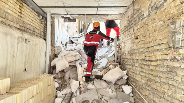 نجات ۶ کارگر از زیر آوار