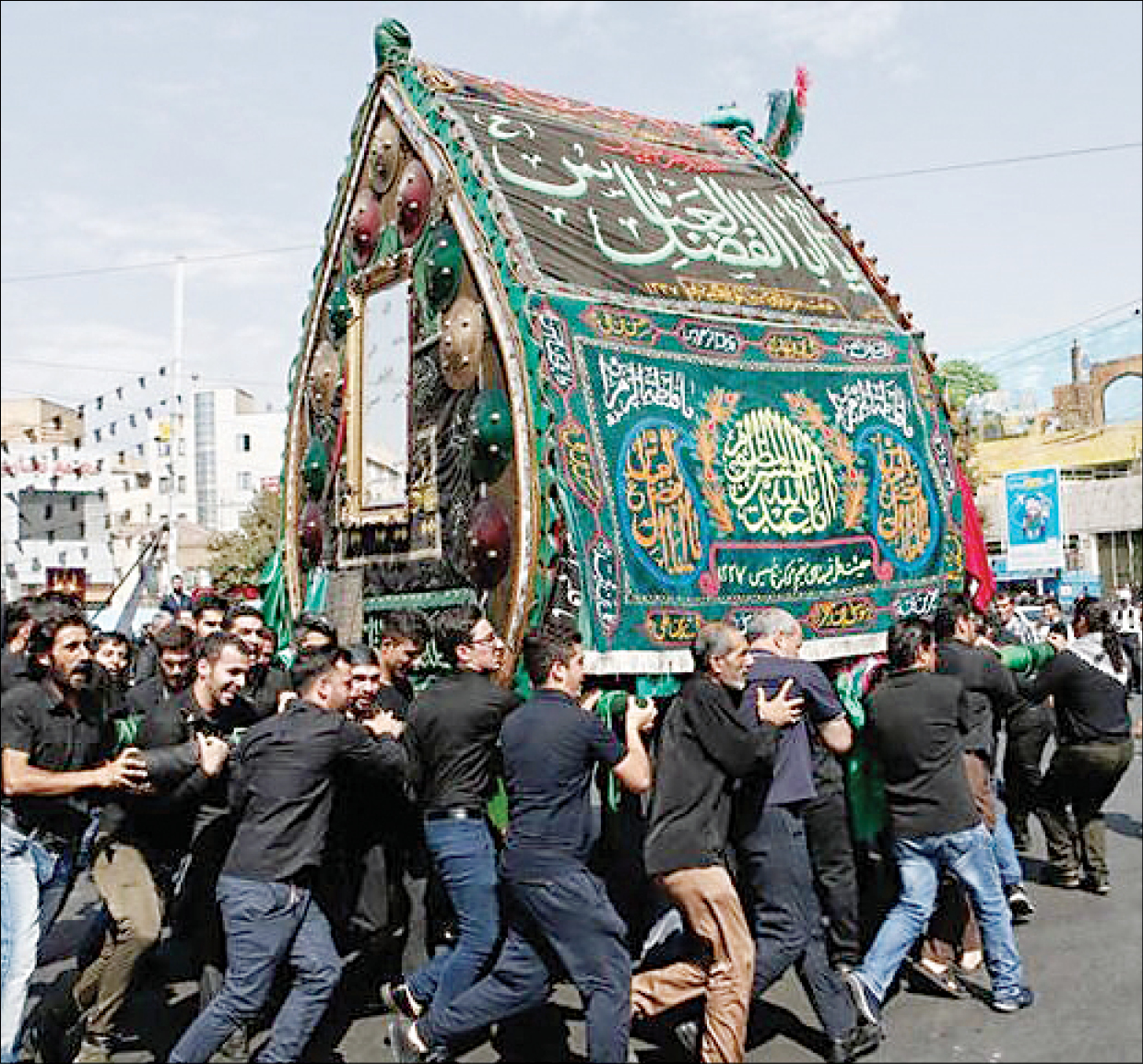 ‌ خیابان‌های تهران در دهه اول محرم عزاداری پرشور ‌ی‌دارند