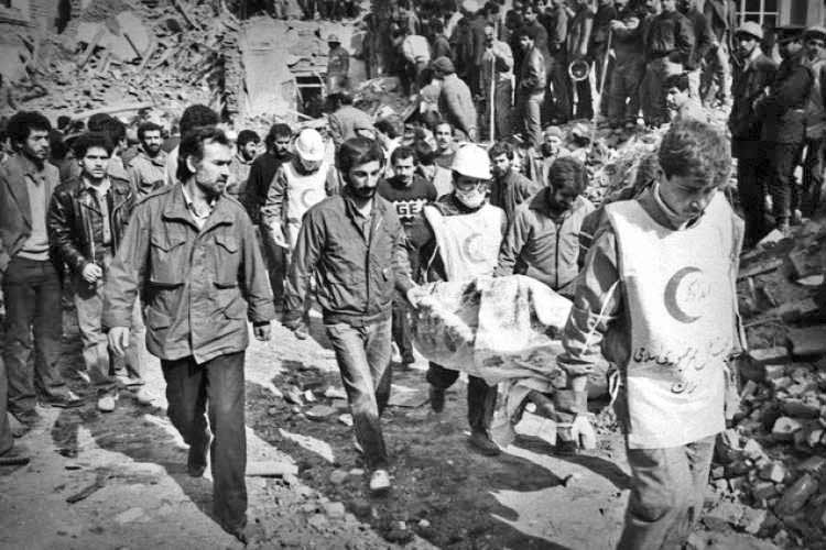 مرور خاطرات امدادگر پیشکسوت هلال‌احمر از روزهای موشكباران تهران در جنگ 8ساله