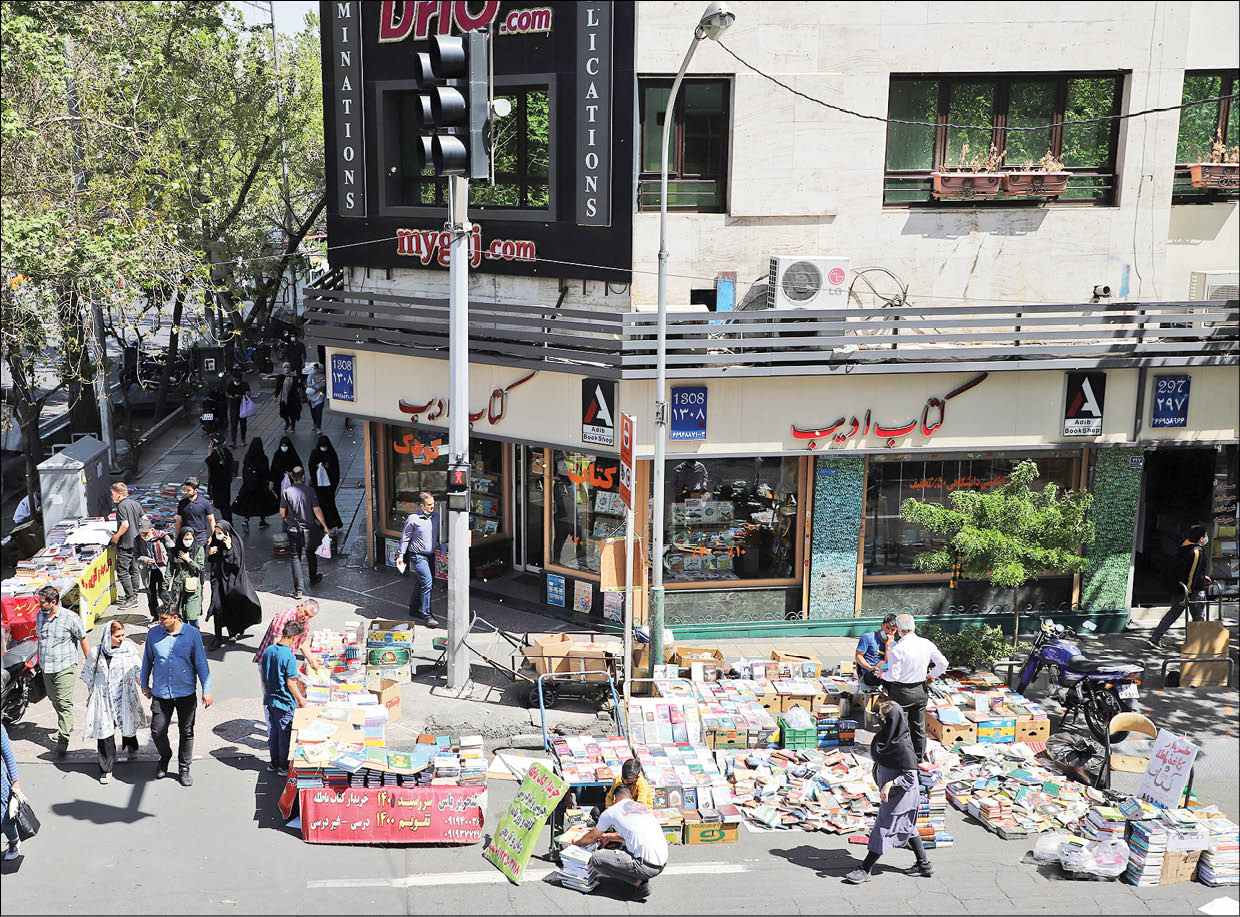 گشت‌وگذار در خیابان‌های منطقه ۶ که مقصد بازارگردی و خرید هستند