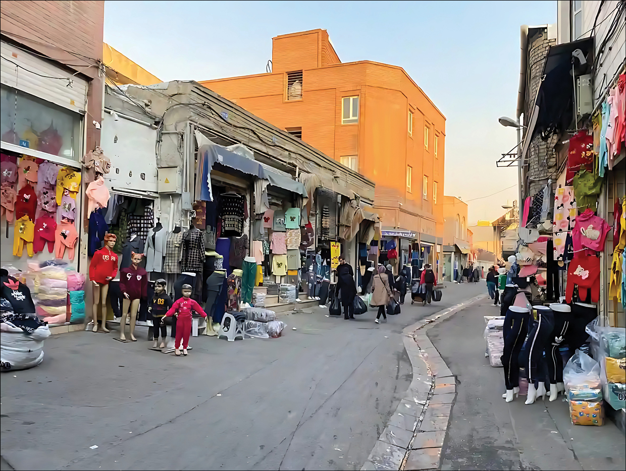 در کوچه پس‌کوچه‌های اطراف محله مولوی قدم بزنید