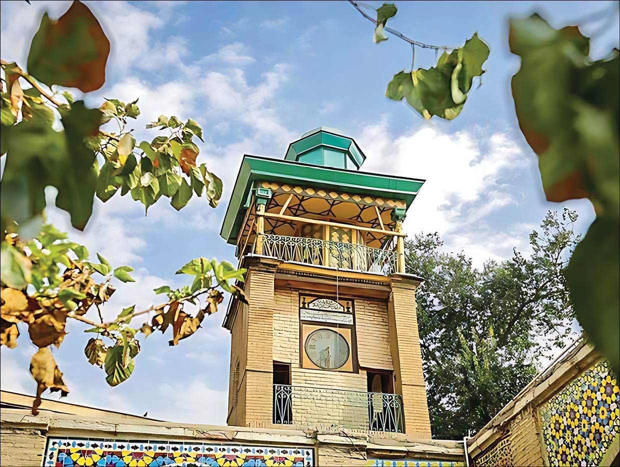 در اماکن مذهبی خیابان مولوی گشت و‌گذار کنید