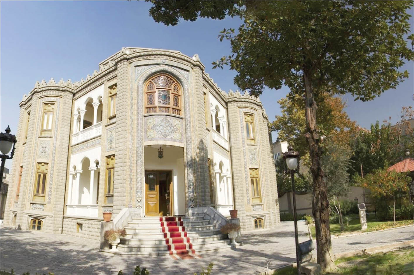 خیابان لاله‌زار بین بناهای تاریخی محصور شده است