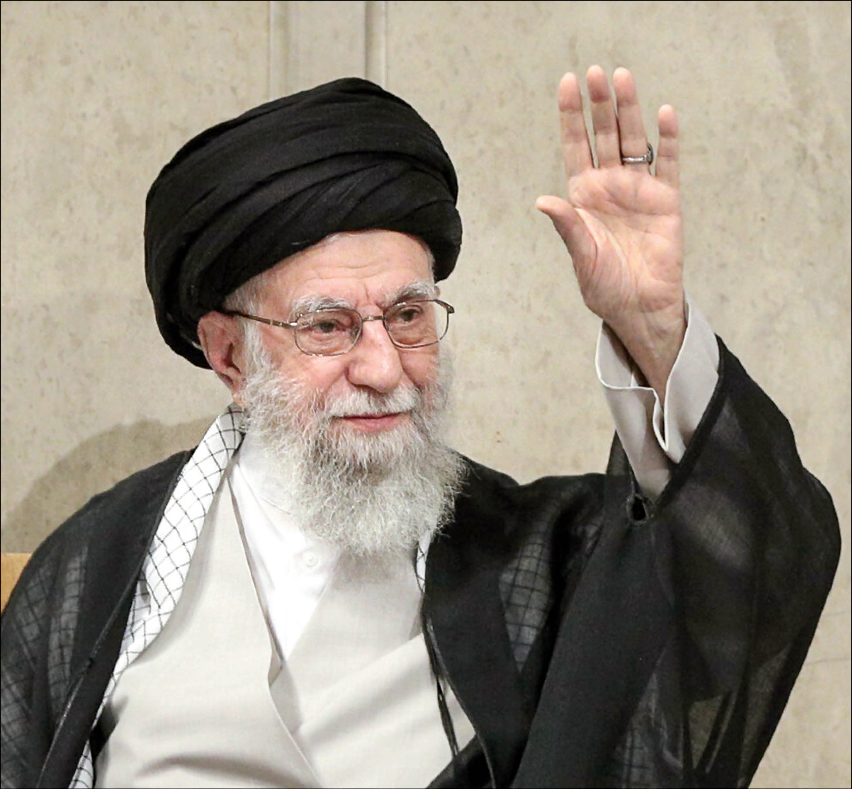 رهبر انقلاب: اتحاد مقدس مردم نباید خدشه‌دار شود