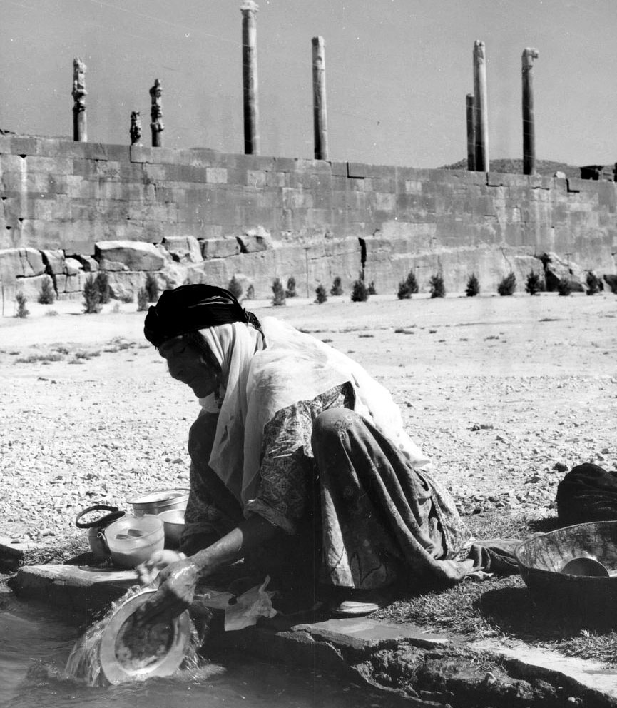 ظرف شستن یک زن در تخت‌جمشید