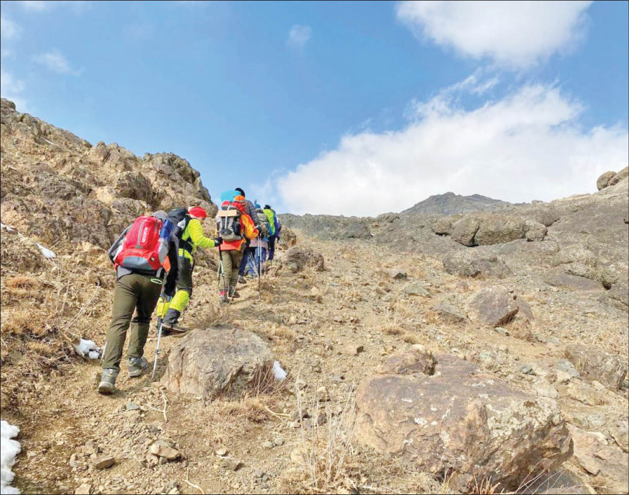 در مسیرهای کوهنوردی دارآباد طبیعت‌گردی کنید