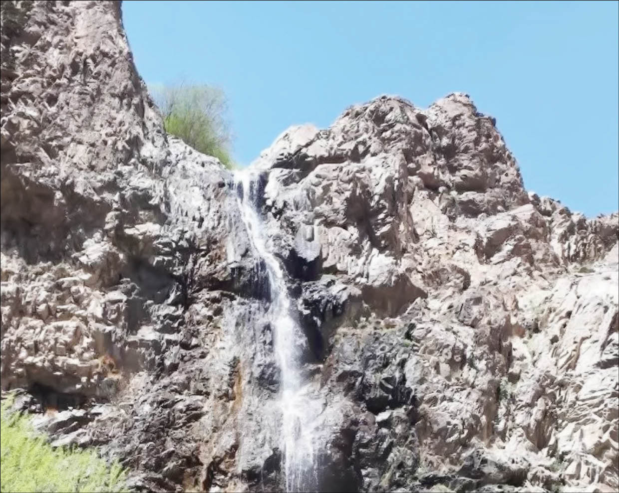 در ارتفاعات دارآباد به آبشارهای طبیعی می‌رسید
