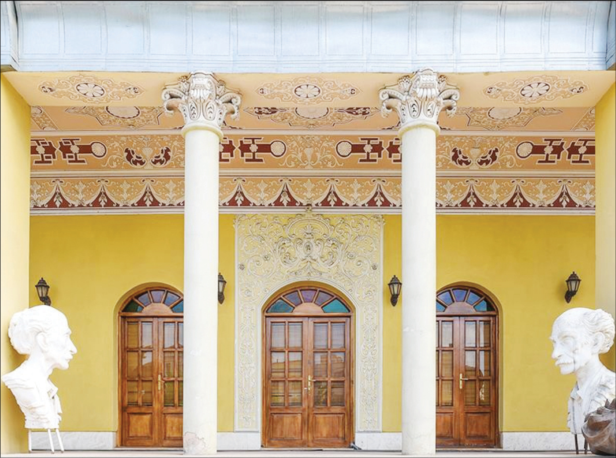 مجسمه‌ها و سردیس‌های هنرمندان در اماکن گردشگری متنوع نصب شده‌اند