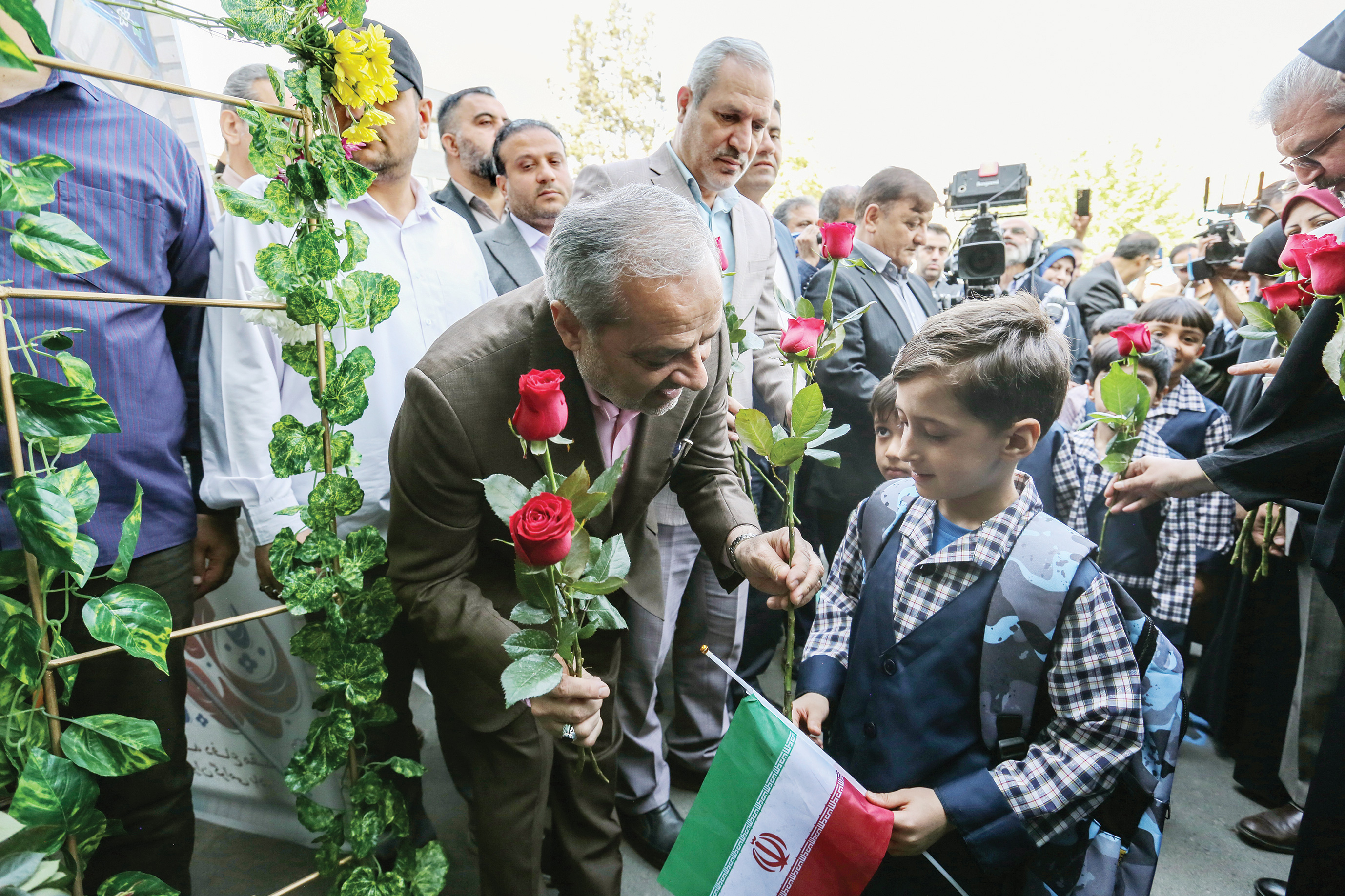 جشن شکوفه‌ها با یاد 5معلم و 28دانش‌آموز شهید برگزار شد