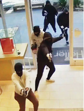 حمله 25سارق به جواهرفروشی