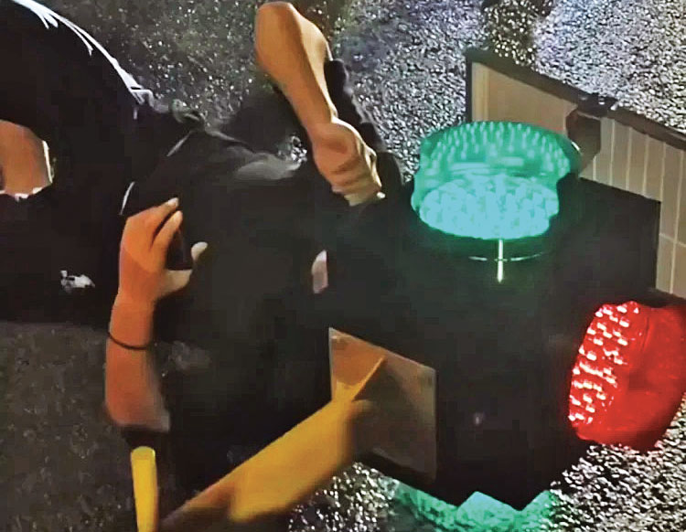 سری در چراغ راهنمایی