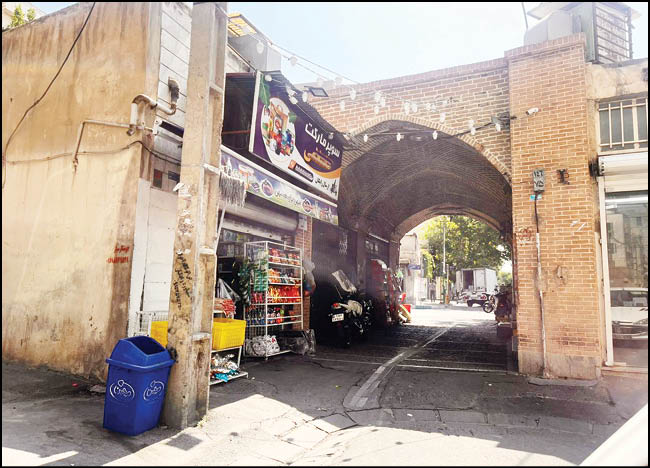 بازارچه‌ای که با اذان مسجد قندی جان می‌گرفت