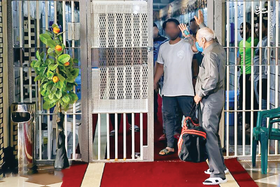 زوج کرجی لبخند را مهمان خانه صدها زندانی کردند