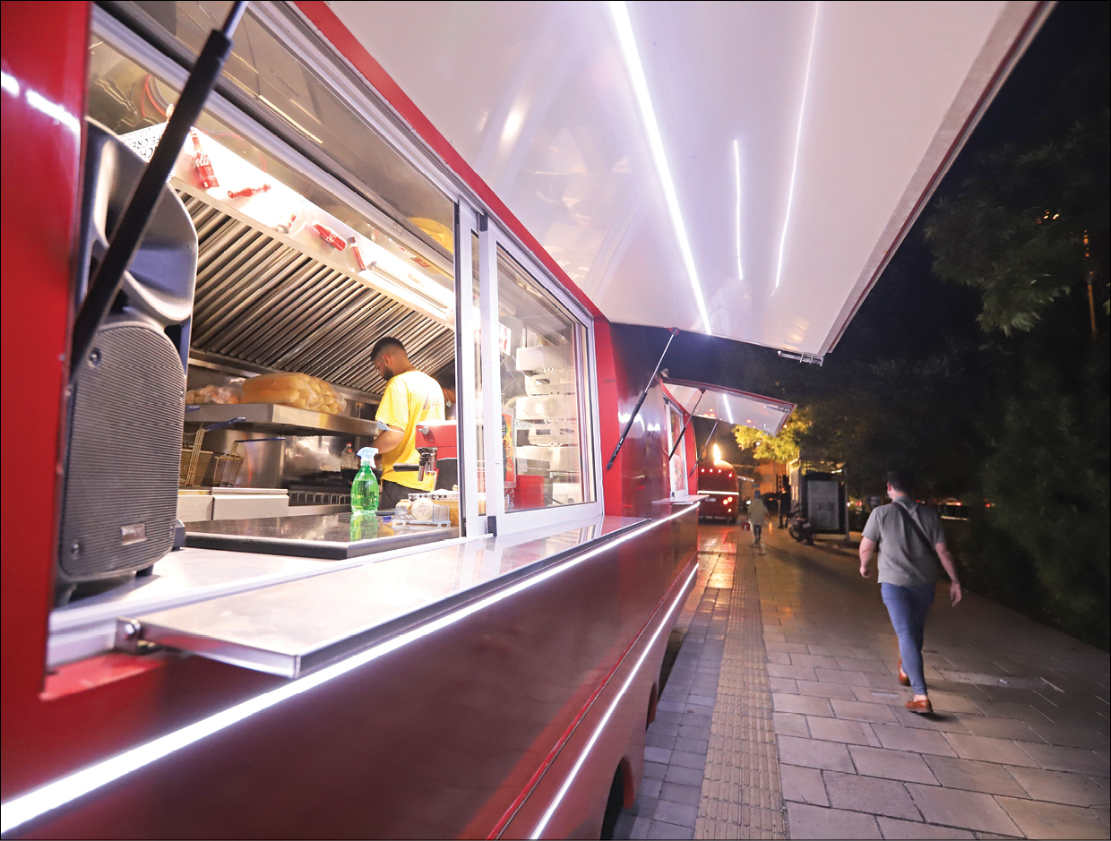 فودتراک‌ها در برخی خیابان‌های شهر مستقر شده‌اند