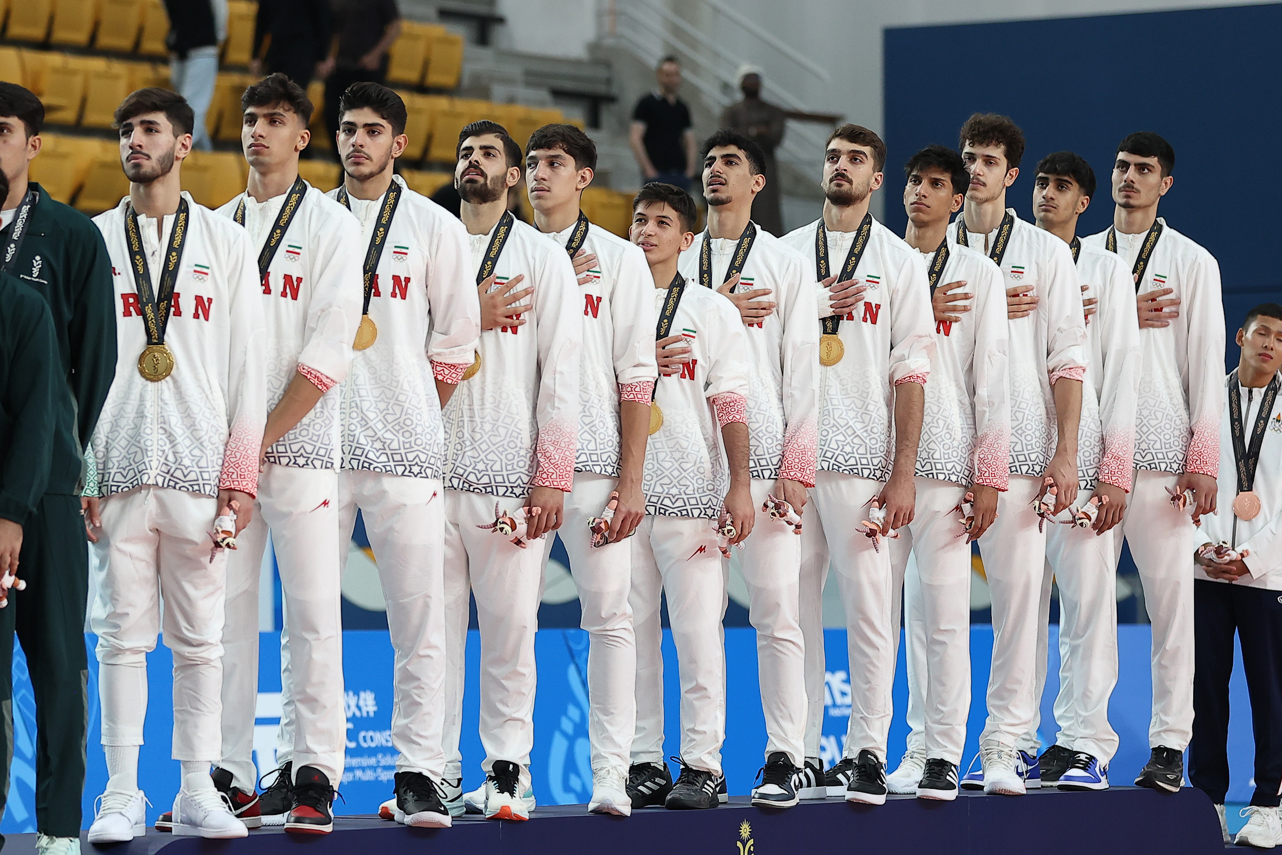 جوانانی به رنگ طلا