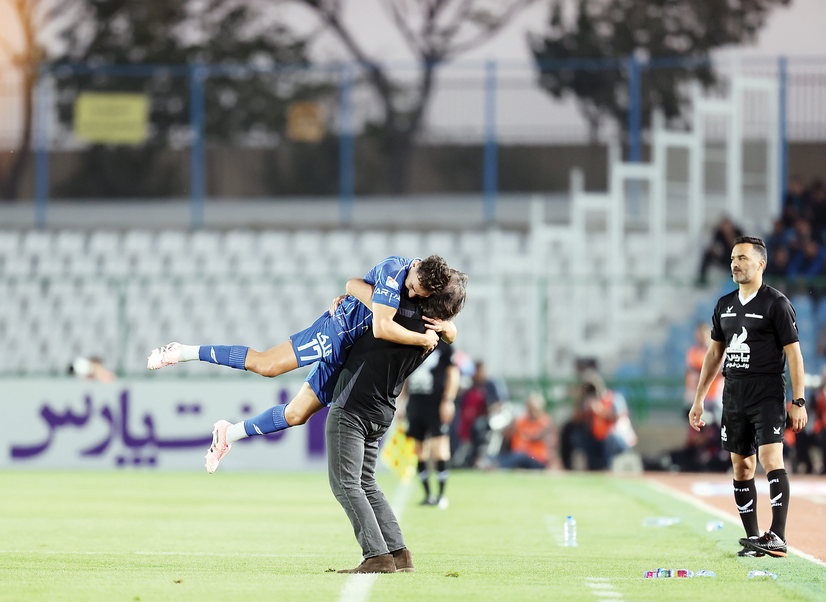 آسمان آبی استقلال