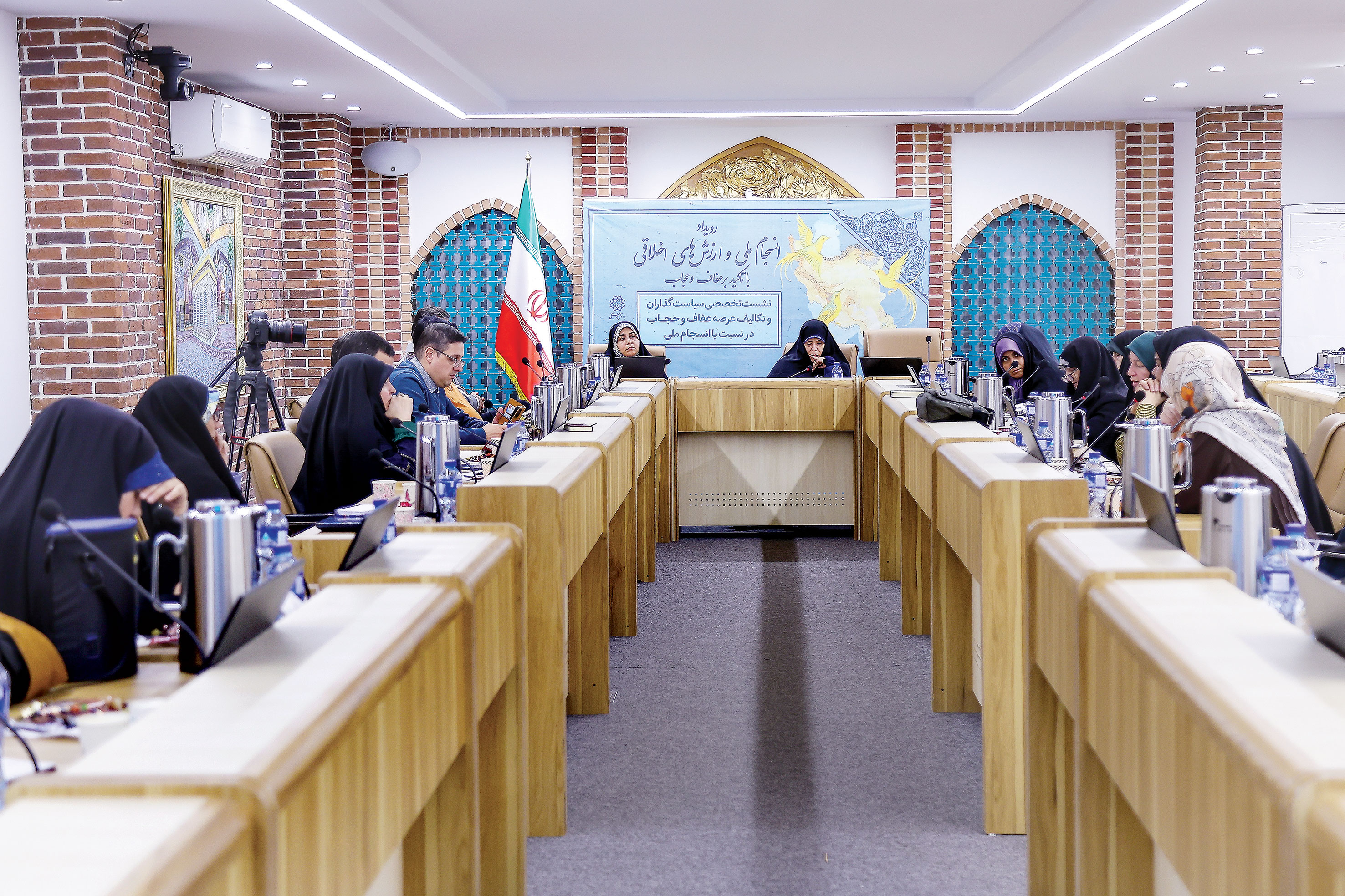 بازخوانی مفهوم حجاب در ایوان شمس