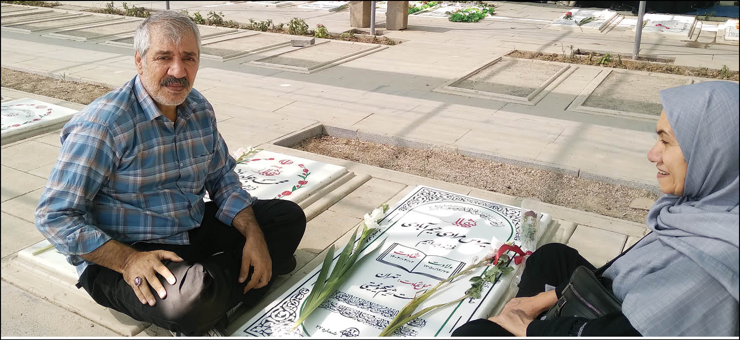 چشم‌هایم هنوز به در است