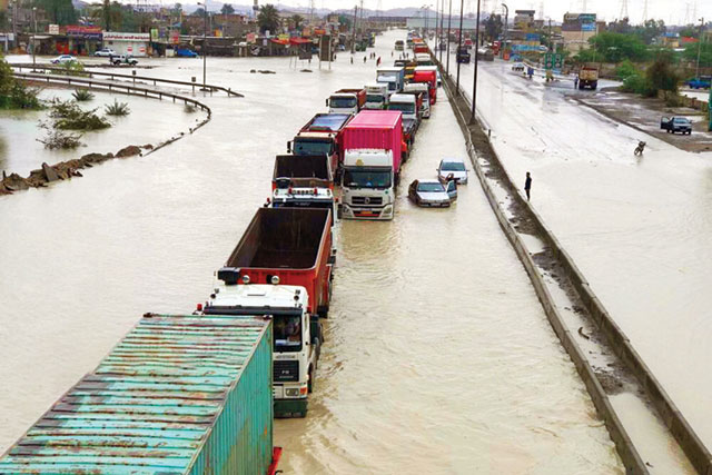 سیلاب در هرمزگان تردد با قایق در خیابان‌