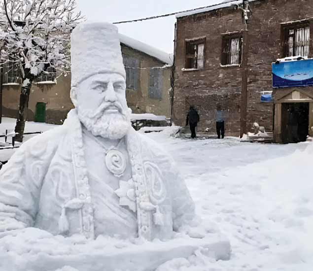 مجسمه برفی امیرکبیر در‌ کمپ ترک اعتیاد