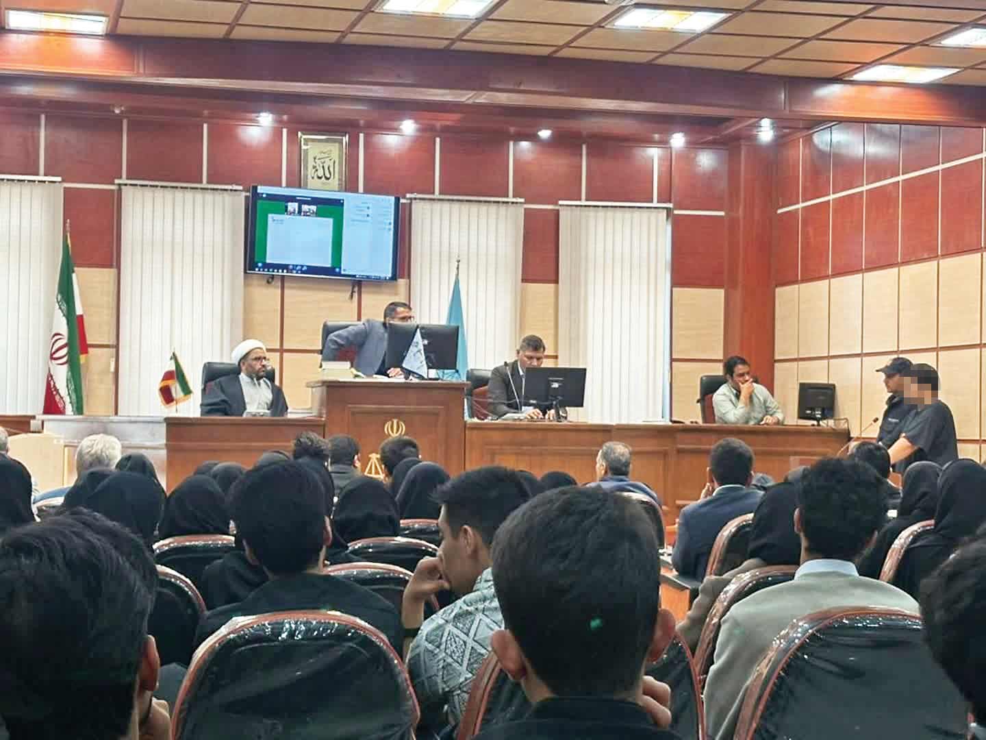 ‌‌پسری که خواهر، برادر و پدرش را به قتل رسانده بود محاکمه شد