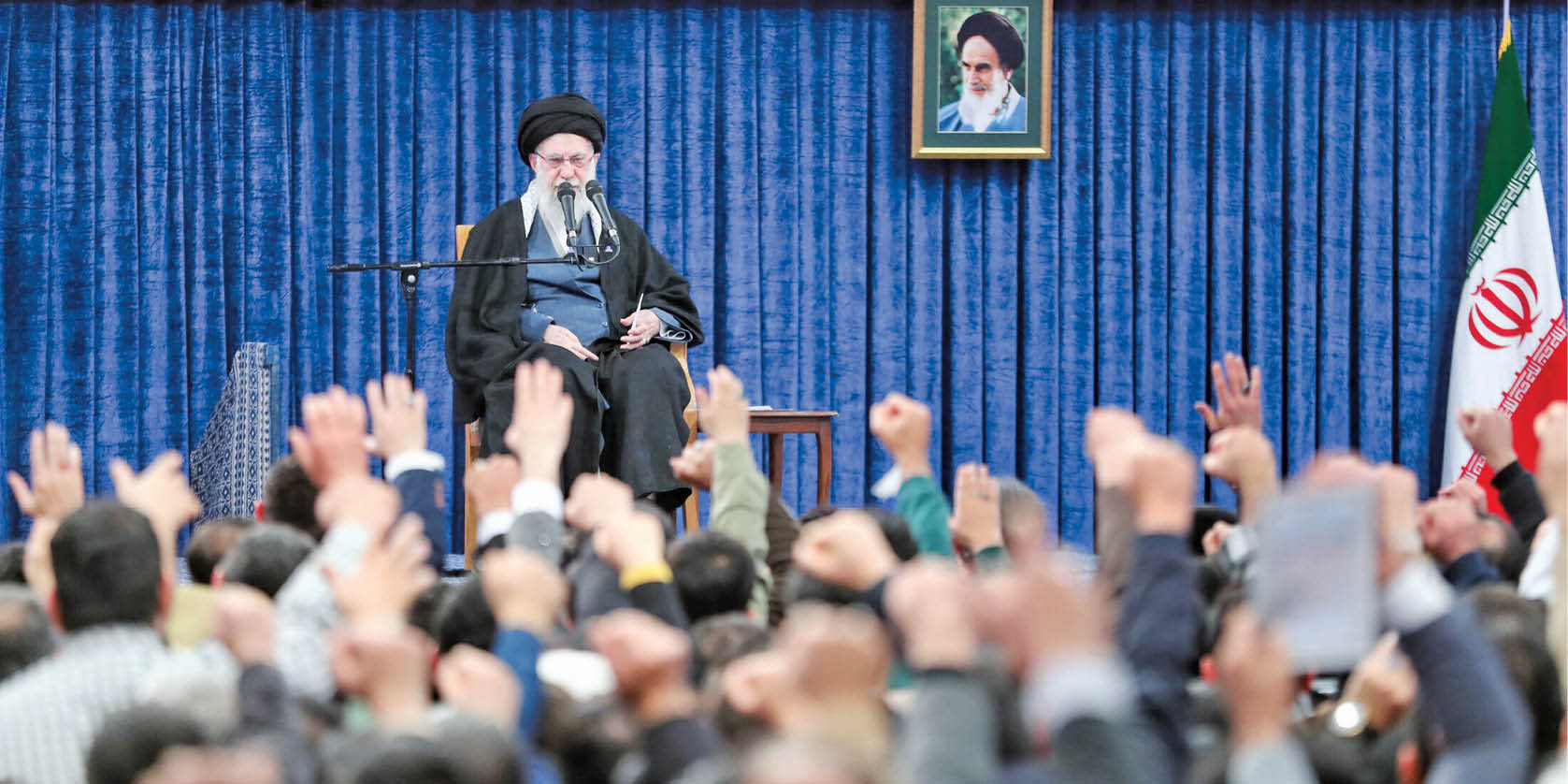 رهبرمعظم انقلاب در دیدار هزاران نفر از خانواده‌های معظم شهدای اقتدار: